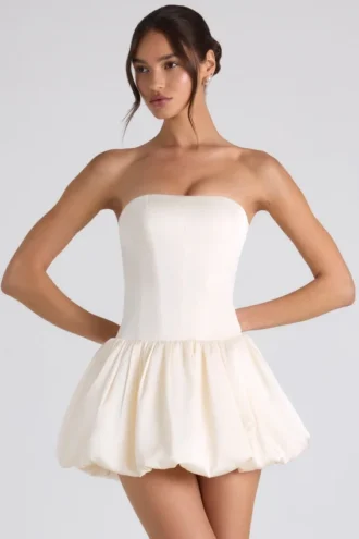 Rochie mini corset cu șireturi și tiv bufant Fabiola, culoare ivoriu Rochie mini corset cu șireturi și tiv bufant Fabiola, culoare ivoriu