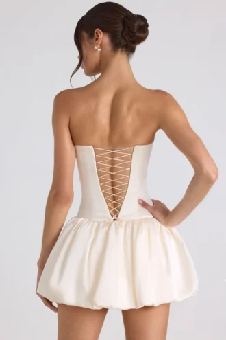 Rochie mini corset cu șireturi și tiv bufant Fabiola, culoare ivoriu Rochie mini corset cu șireturi și tiv bufant Fabiola, culoare ivoriu