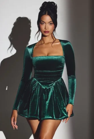 Rochie mini corset cu mâneci lungi din catifea Tera, în culoarea verde smarald Rochie mini corset cu mâneci lungi din catifea Tera, în culoarea verde smarald
