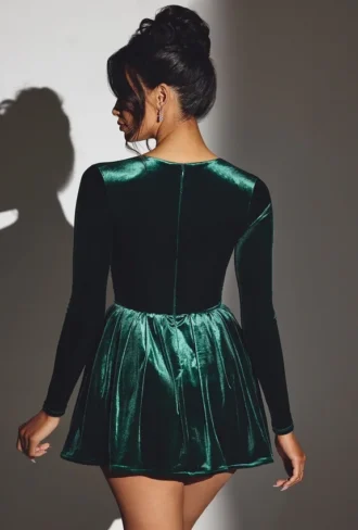 Rochie mini corset cu mâneci lungi din catifea Tera, în culoarea verde smarald Rochie mini corset cu mâneci lungi din catifea Tera, în culoarea verde smarald