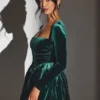 Rochie mini corset cu mâneci lungi din catifea Tera, în culoarea verde smarald Rochie mini corset cu mâneci lungi din catifea Tera, în culoarea verde smarald