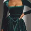 Rochie mini corset cu mâneci lungi din catifea Tera, în culoarea verde smarald Rochie mini corset cu mâneci lungi din catifea Tera, în culoarea verde smarald
