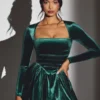 Rochie mini corset cu mâneci lungi din catifea Tera, în culoarea verde smarald Rochie mini corset cu mâneci lungi din catifea Tera, în culoarea verde smarald