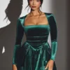 Rochie mini corset cu mâneci lungi din catifea Tera, în culoarea verde smarald Rochie mini corset cu mâneci lungi din catifea Tera, în culoarea verde smarald
