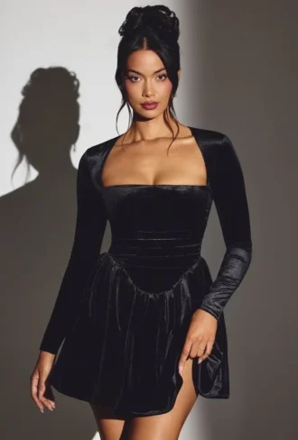 Rochie mini corset cu mâneci lungi din catifea Tera, negru intens Rochie mini corset cu mâneci lungi din catifea Tera, negru intens