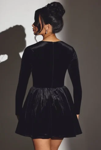 Rochie mini corset cu mâneci lungi din catifea Tera, negru intens Rochie mini corset cu mâneci lungi din catifea Tera, negru intens