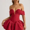 Rochie mini corset cu umeri decupați și tiv bufant, model Jessamy, în roșu intens Rochie mini corset cu umeri decupați și tiv bufant, model Jessamy, în roșu intens