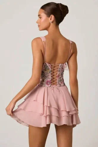 Rochie mini corset cu volane și ornamente Sakura în roz floral Rochie mini corset cu volane și ornamente Sakura în roz floral