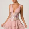 Rochie mini corset cu volane și ornamente Sakura în roz floral Rochie mini corset cu volane și ornamente Sakura în roz floral