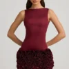 Rochie mini cu aplicații florale din satin Florrie, cu spate decupat, în culoarea roșu vin