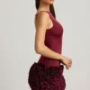 Rochie mini cu aplicații florale din satin Florrie, cu spate decupat, în culoarea roșu vin