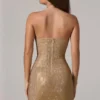 Rochie mini cu bandă la talie și decolteu în V, cu ornamente, de la Zara, în culoarea auriu