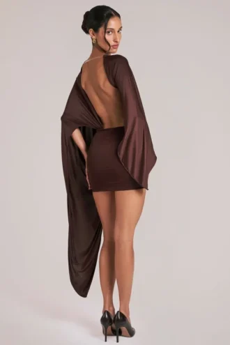 Rochie mini cu capă drapată Lida în maro ciocolată