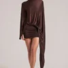Rochie mini cu capă drapată Lida în maro ciocolată Rochie mini cu capă drapată Lida în maro ciocolată