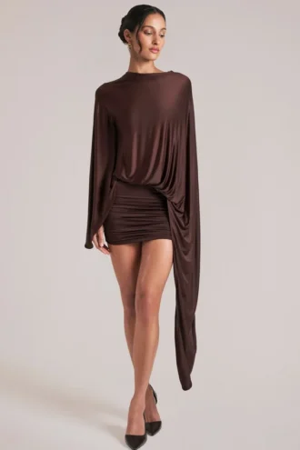 Rochie mini cu capă drapată Lida în maro ciocolată