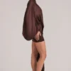 Rochie mini cu capă drapată Lida în maro ciocolată Rochie mini cu capă drapată Lida în maro ciocolată