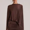 Rochie mini cu capă drapată Lida în maro ciocolată Rochie mini cu capă drapată Lida în maro ciocolată
