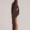 Rochie mini cu capă drapată Lida în maro ciocolată Rochie mini cu capă drapată Lida în maro ciocolată
