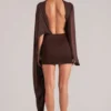 Rochie mini cu capă drapată Lida în maro ciocolată Rochie mini cu capă drapată Lida în maro ciocolată