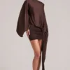 Rochie mini cu capă drapată Lida în maro ciocolată Rochie mini cu capă drapată Lida în maro ciocolată