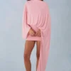 Rochie mini cu capă drapată Lida în roz pudrat Rochie mini cu capă drapată Lida în roz pudrat