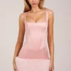 Rochie mini cu corset din satin cu gât pătrat și blană artificială Rixelle, în roz pudrat