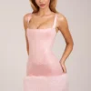 Rochie mini cu corset din satin cu gât pătrat și blană artificială Rixelle, în roz pudrat