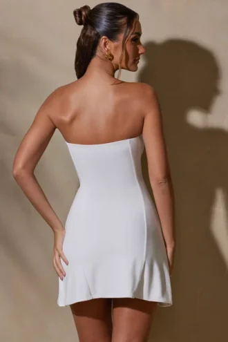 Rochie mini cu decolteu bandeau Brielle, albă