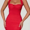 Rochie mini cu decolteu halter, cu volane și fundă Aisha, în roșu Rochie mini cu decolteu halter, cu volane și fundă Aisha, în roșu