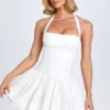 Rochie mini cu gât halter și volane Maybelle, albă Rochie mini cu gât halter și volane Maybelle, albă