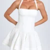 Rochie mini cu gât halter și volane Maybelle, albă Rochie mini cu gât halter și volane Maybelle, albă