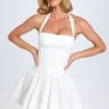 Rochie mini cu gât halter și volane Maybelle, albă Rochie mini cu gât halter și volane Maybelle, albă