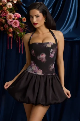 Rochie mini cu guler halter, șireturi și tiv bufant Nanala, cu imprimeu floral, negru