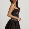 Rochie mini cu guler halter, șireturi și tiv bufant Nanala, cu imprimeu floral, negru Rochie mini cu guler halter, șireturi și tiv bufant Nanala, cu imprimeu floral, negru