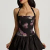 Rochie mini cu guler halter, șireturi și tiv bufant Nanala, cu imprimeu floral, negru Rochie mini cu guler halter, șireturi și tiv bufant Nanala, cu imprimeu floral, negru