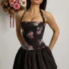 Rochie mini cu guler halter, șireturi și tiv bufant Nanala, cu imprimeu floral, negru Rochie mini cu guler halter, șireturi și tiv bufant Nanala, cu imprimeu floral, negru