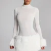 Rochie mini cu guler înalt și bordură din blană artificială Belladonna, albă Rochie mini cu guler înalt și bordură din blană artificială Belladonna, albă