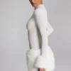 Rochie mini cu guler înalt și bordură din blană artificială Belladonna, albă Rochie mini cu guler înalt și bordură din blană artificială Belladonna, albă