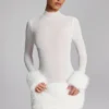 Rochie mini cu guler înalt și bordură din blană artificială Belladonna, albă Rochie mini cu guler înalt și bordură din blană artificială Belladonna, albă