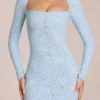 Rochie mini cu mâneci lungi și dantelă festonată Darla, în albastru pudră Rochie mini cu mâneci lungi și dantelă festonată Darla, în albastru pudră