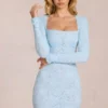 Rochie mini cu mâneci lungi și dantelă festonată Darla, în albastru pudră Rochie mini cu mâneci lungi și dantelă festonată Darla, în albastru pudră