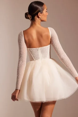 Rochie mini cu mâneci lungi și fustă din tul, cu ornamente, model Calliope, în culoarea Ivory Rochie mini cu mâneci lungi și fustă din tul, cu ornamente, model Calliope, în culoarea Ivory