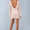 Rochie mini cu mâneci lungi și spate decupat Cendria, cu imprimeu cu buline de culoare ivoriu Rochie mini cu mâneci lungi și spate decupat Cendria, cu imprimeu cu buline de culoare ivoriu