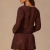 Rochie mini cu mâneci lungi Meilani în maro espresso Rochie mini cu mâneci lungi Meilani în maro espresso