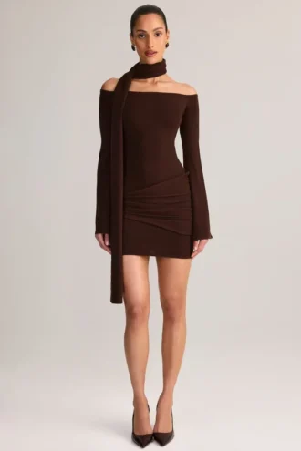 Rochie mini cu umeri decupați și detaliu eșarfă din tricot Luzia, în culoarea ciocolată