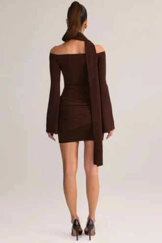 Rochie mini cu umeri decupați și detaliu eșarfă din tricot Luzia, în culoarea ciocolată
