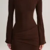 Rochie mini cu umeri decupați și detaliu eșarfă din tricot Luzia, în culoarea ciocolată