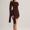 Rochie mini cu umeri decupați și detaliu eșarfă din tricot Luzia, în culoarea ciocolată