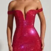 Rochie mini cu umeri decupați și ornamente Leonora, în roșu crimson Rochie mini cu umeri decupați și ornamente Leonora, în roșu crimson