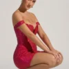 Rochie mini cu umeri decupați și ornamente Leonora, în roșu crimson Rochie mini cu umeri decupați și ornamente Leonora, în roșu crimson